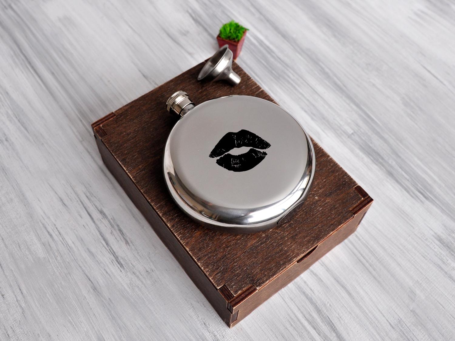 Кругла фляга WoodPresentStudio Слід від поцілунку в дерев'яній коробці 240 мл Кругла фляга WoodPresentStudio Слід від поцілунку в дерев'яній коробці 240 мл