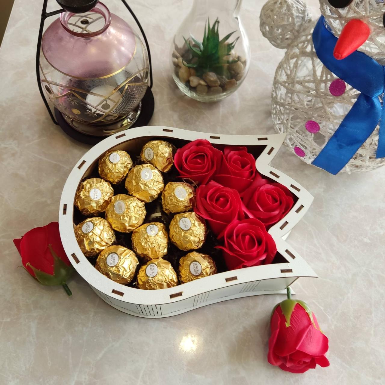 Подарунковий бокс із цукерок Ferrero і троянд для дівчини на 8 березня/день закоханих/день народження (ar40) - фото 9