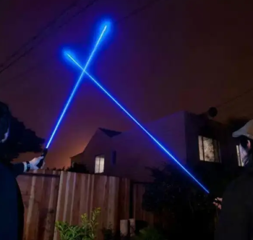 Лазерна указка UKC синій промінь до 50 км акумулятори 2х16340/5 насадок/металевий корпус 10000 мВт Чорний (22981457) - фото 11 Лазерна указка UKC синій промінь до 50 км акумулятори 2х16340/5 насадок/металевий корпус 10000 мВт Чорний (22981457) - фото 11