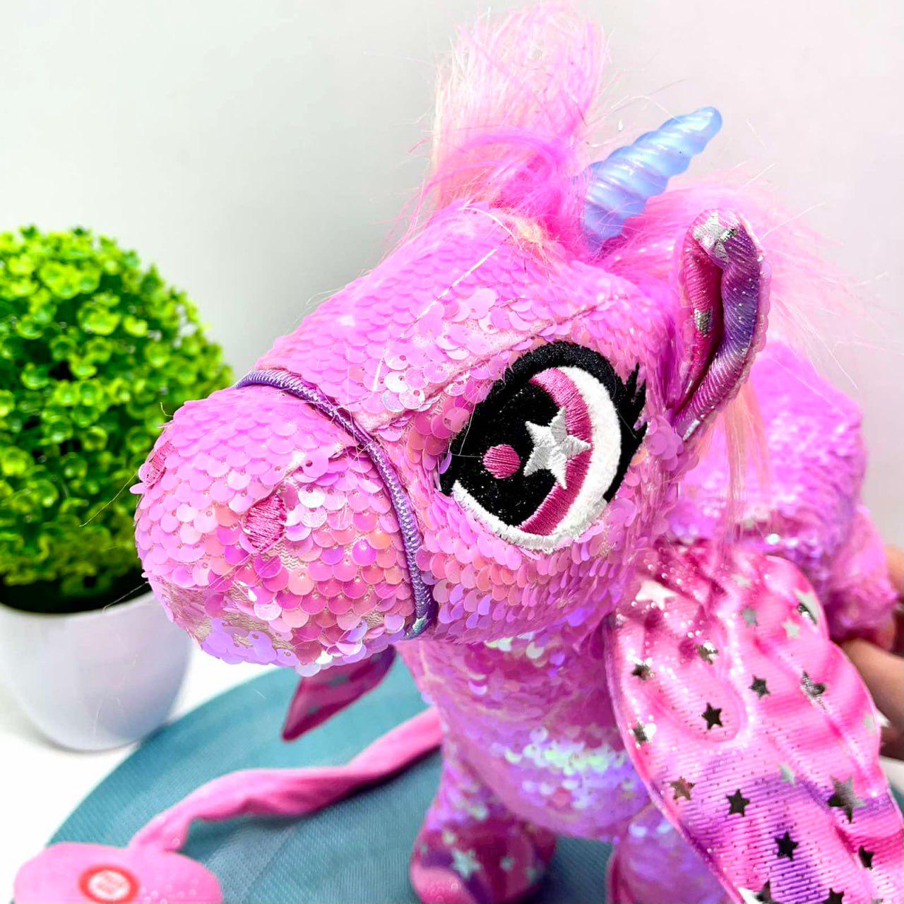 М'яка іграшка інтерактивна Казкова конячка-єдиноріг/повідець/звук/світло Рожевий (M 6202 I UA) - фото 9 М'яка іграшка інтерактивна Казкова конячка-єдиноріг/повідець/звук/світло Рожевий (M 6202 I UA) - фото 9