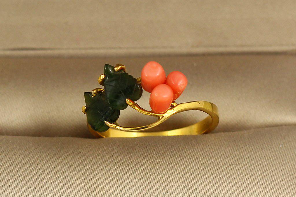 Кольцо бутоны роз коралл с листочками нефрит р. 19 Золотистый (29044473)