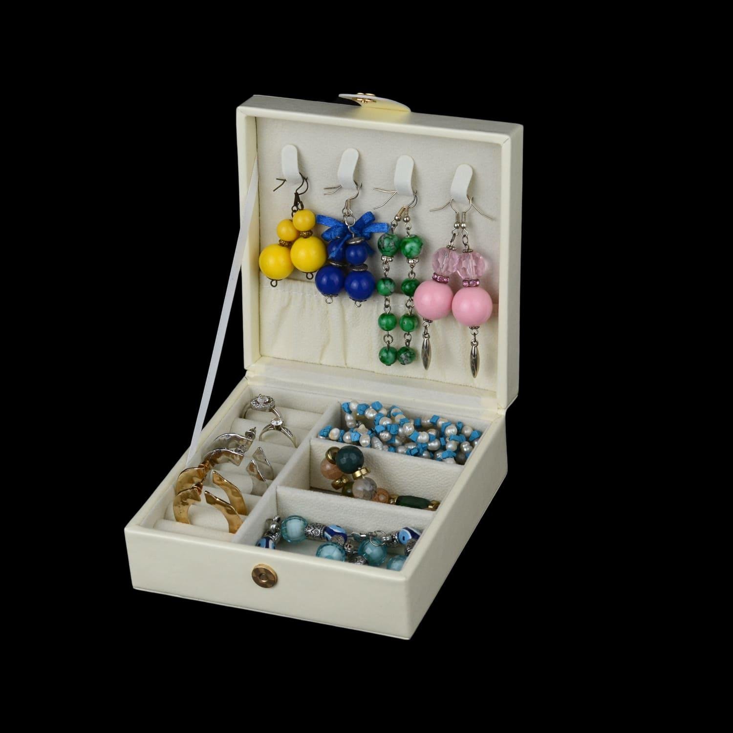 Шкатулка для украшений компактная из экокожи 12х12х5 см Белый (ШДД-11-2) - фото 3 Шкатулка для украшений компактная из экокожи 12х12х5 см Белый (ШДД-11-2) - фото 3