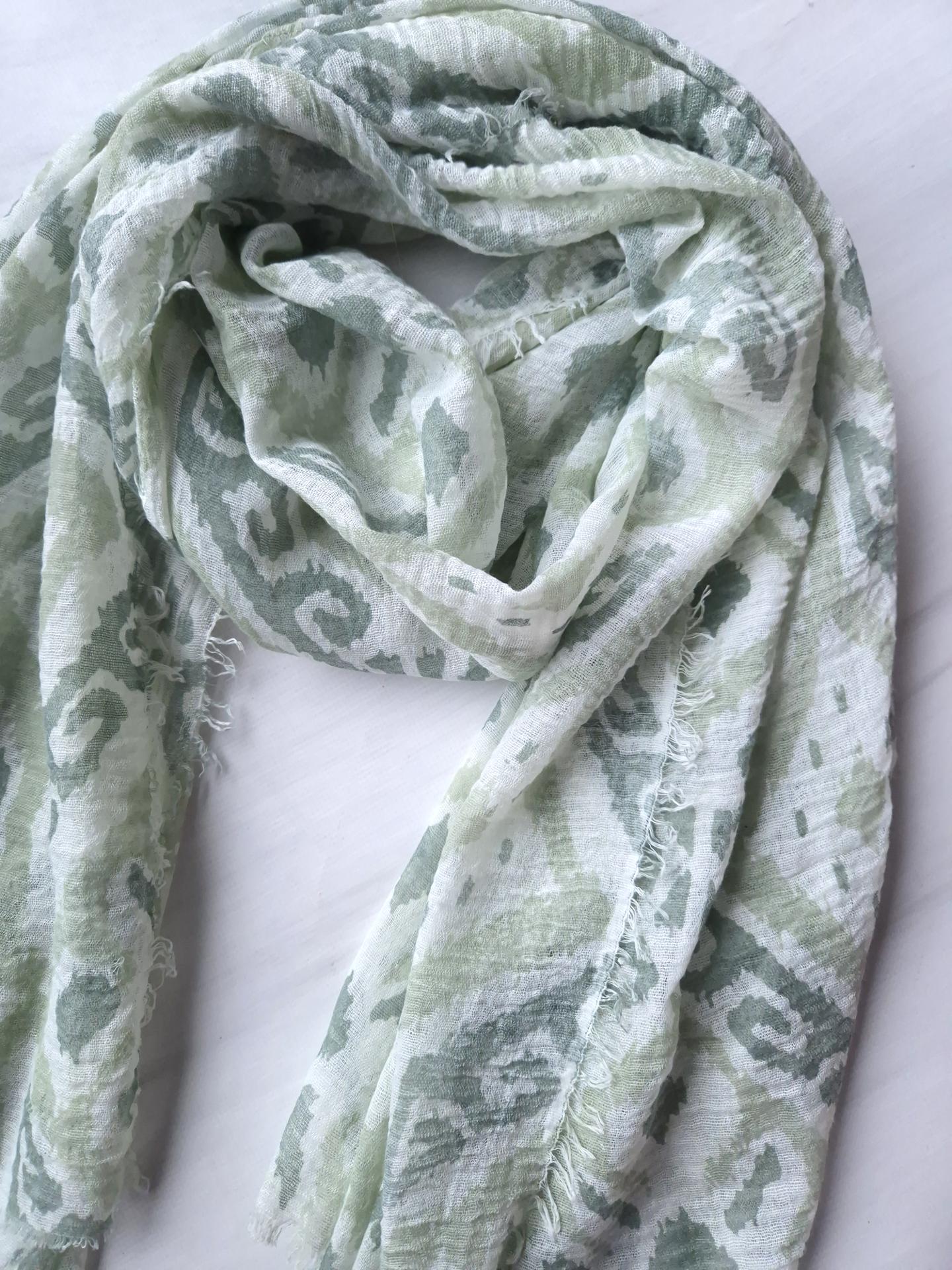 Шарф-палантин жіночий в геометричний принт весна-осінь 184х96 см Зелений (15084) - фото 2 Шарф-палантин жіночий в геометричний принт весна-осінь 184х96 см Зелений (15084) - фото 2