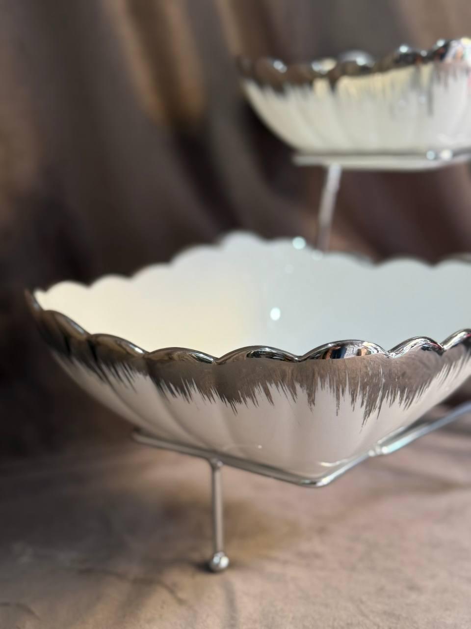 Фруктовниця Yiwu 2561-1AS порцелянова на металевій підставці 2 яруси 27х21х25 см Білий з срібним (30059634) - фото 3 Фруктовниця Yiwu 2561-1AS порцелянова на металевій підставці 2 яруси 27х21х25 см Білий з срібним (30059634) - фото 3