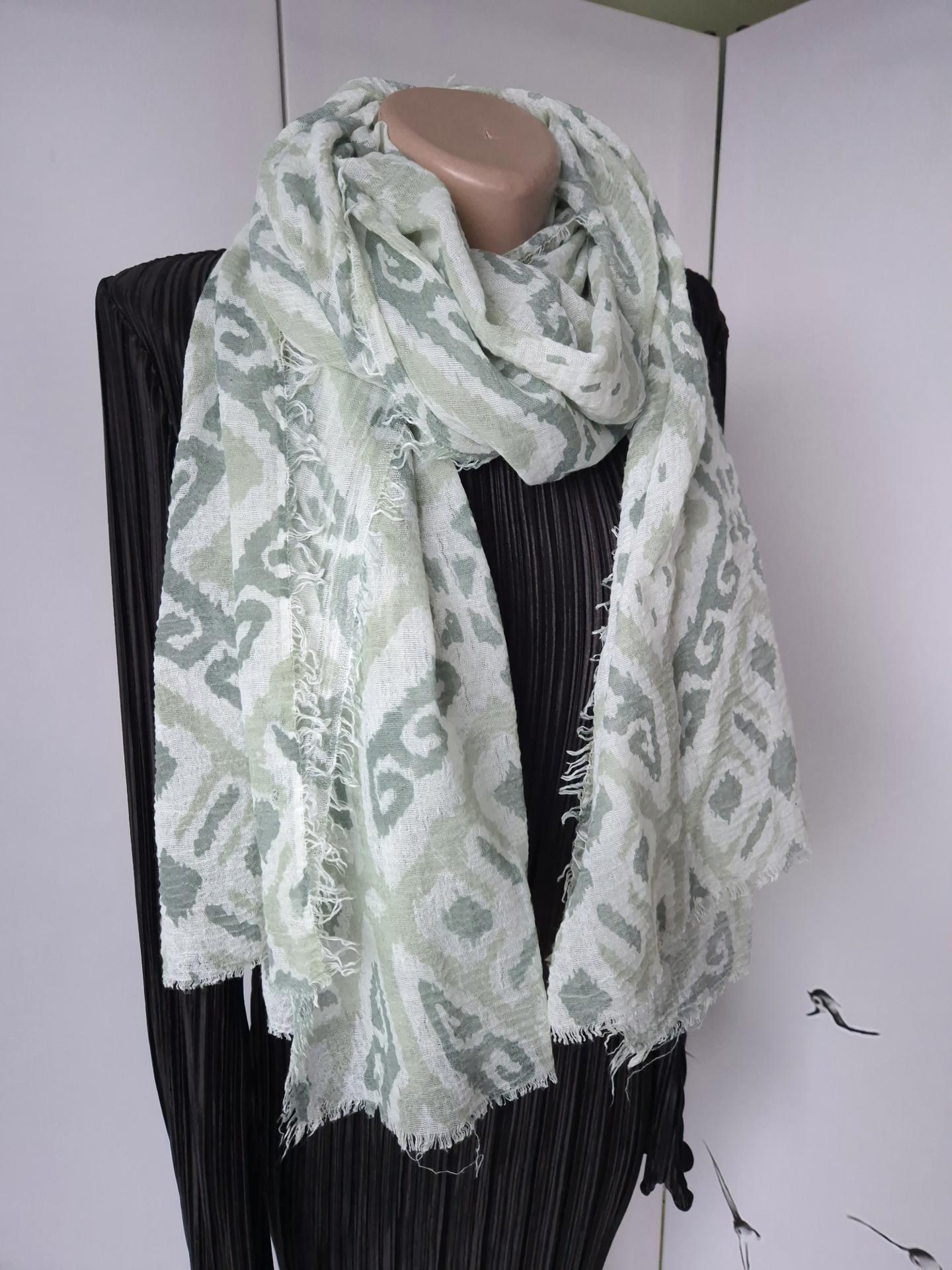 Шарф-палантин жіночий в геометричний принт весна-осінь 184х96 см Зелений (15084) - фото 7 Шарф-палантин жіночий в геометричний принт весна-осінь 184х96 см Зелений (15084) - фото 7