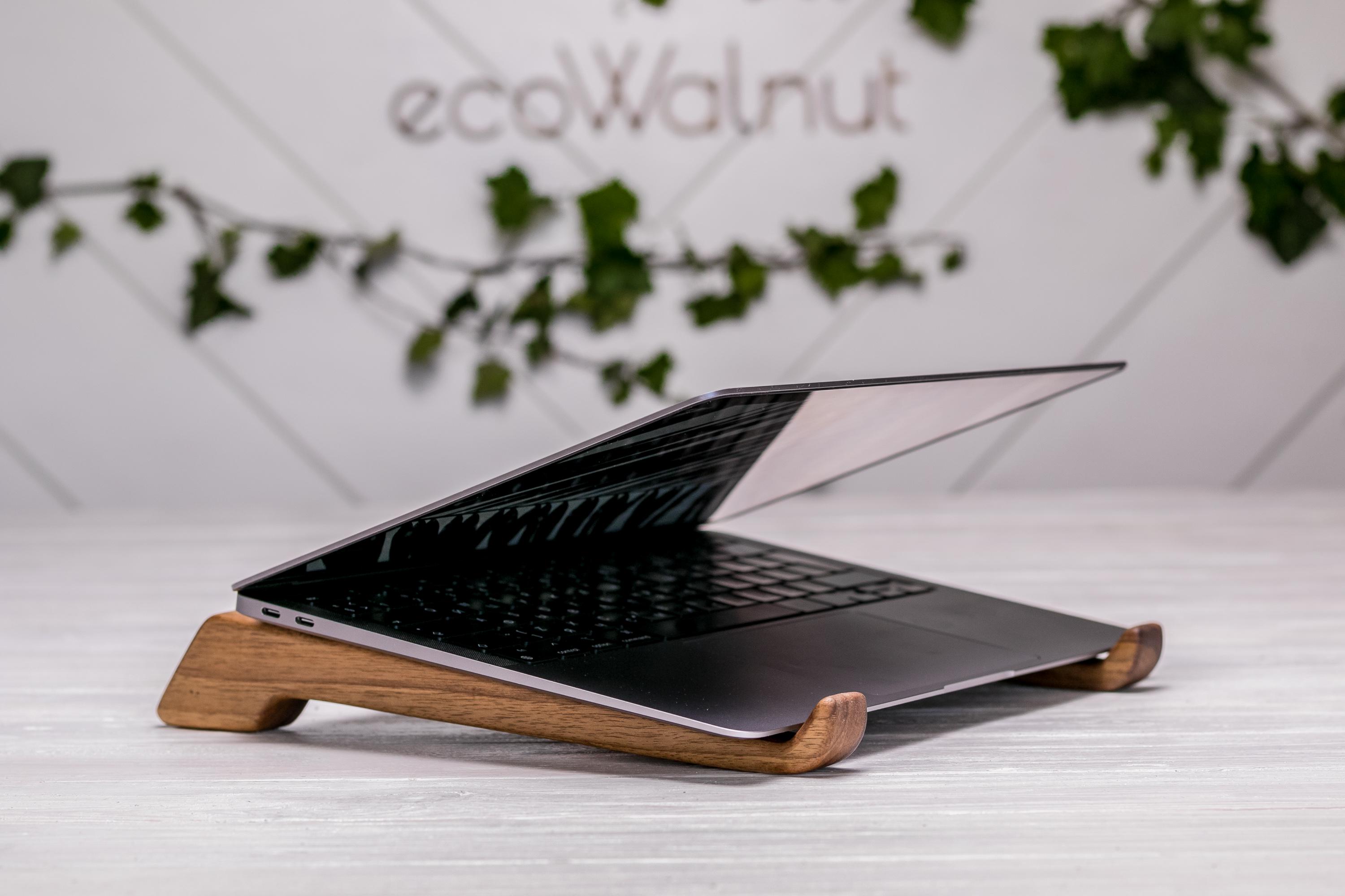 Холдер-підставка настільна EcoWalnut для ноутбука Macbook з гравіюванням (EW-17) - фото 7