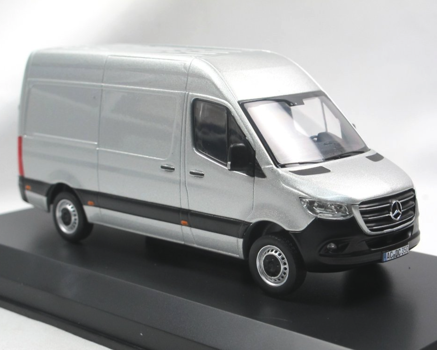 Модель автомобіля Norev 1:43 Mercedes-Benz Sprinter W907 2018 Panel Van Silver (351175) - фото 2