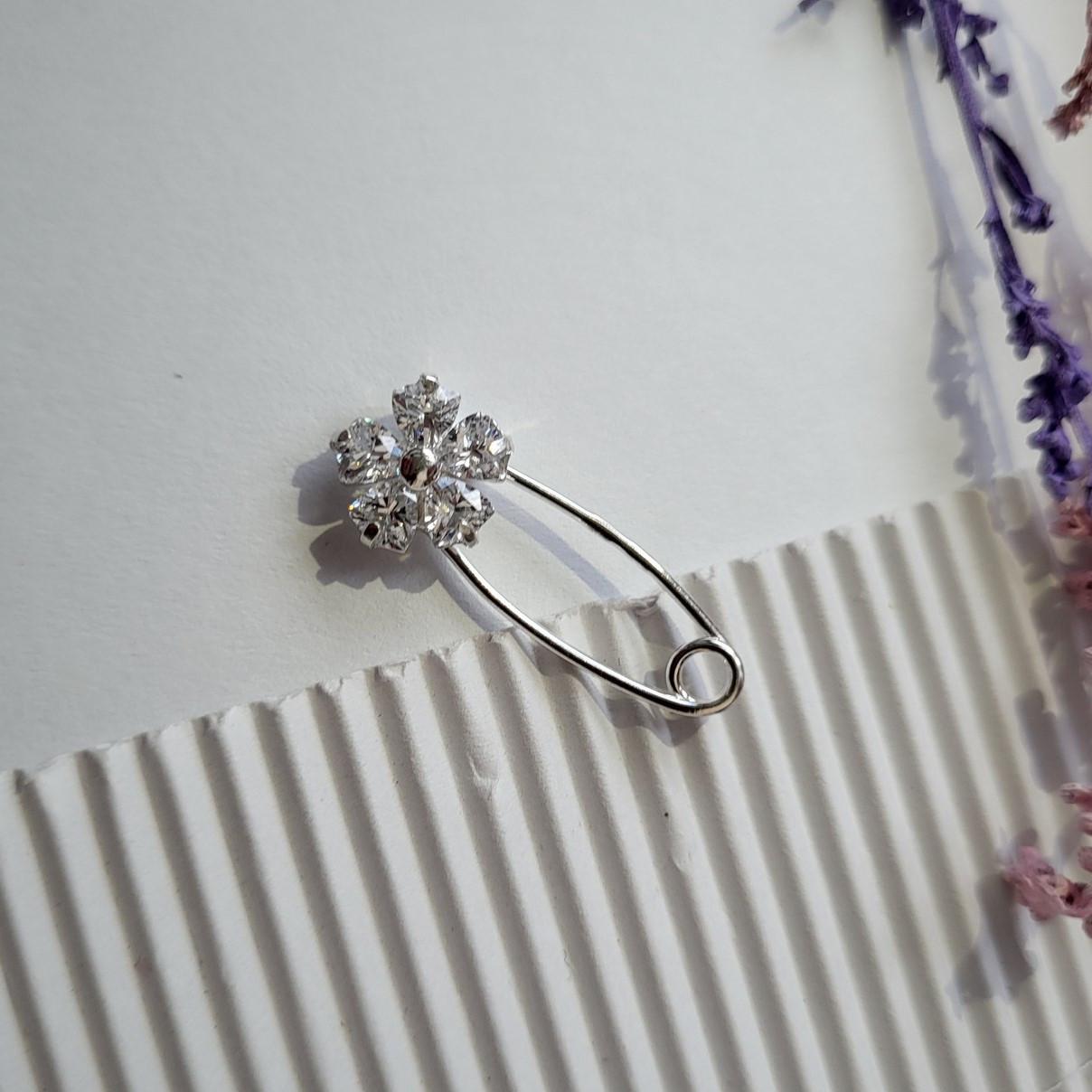 Брошка булавка квітка з білими каменями срібло 925 проби родоване 1,90 г (704430р)