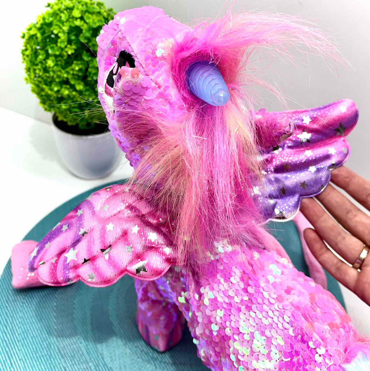 М'яка іграшка інтерактивна Казкова конячка-єдиноріг/повідець/звук/світло Рожевий (M 6202 I UA) - фото 7 М'яка іграшка інтерактивна Казкова конячка-єдиноріг/повідець/звук/світло Рожевий (M 6202 I UA) - фото 7