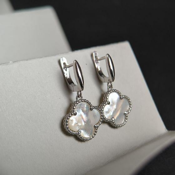 Сережки срібні LoveR з перламутром у формі чотирилистника Сережки срібні LoveR з перламутром у формі чотирилистника