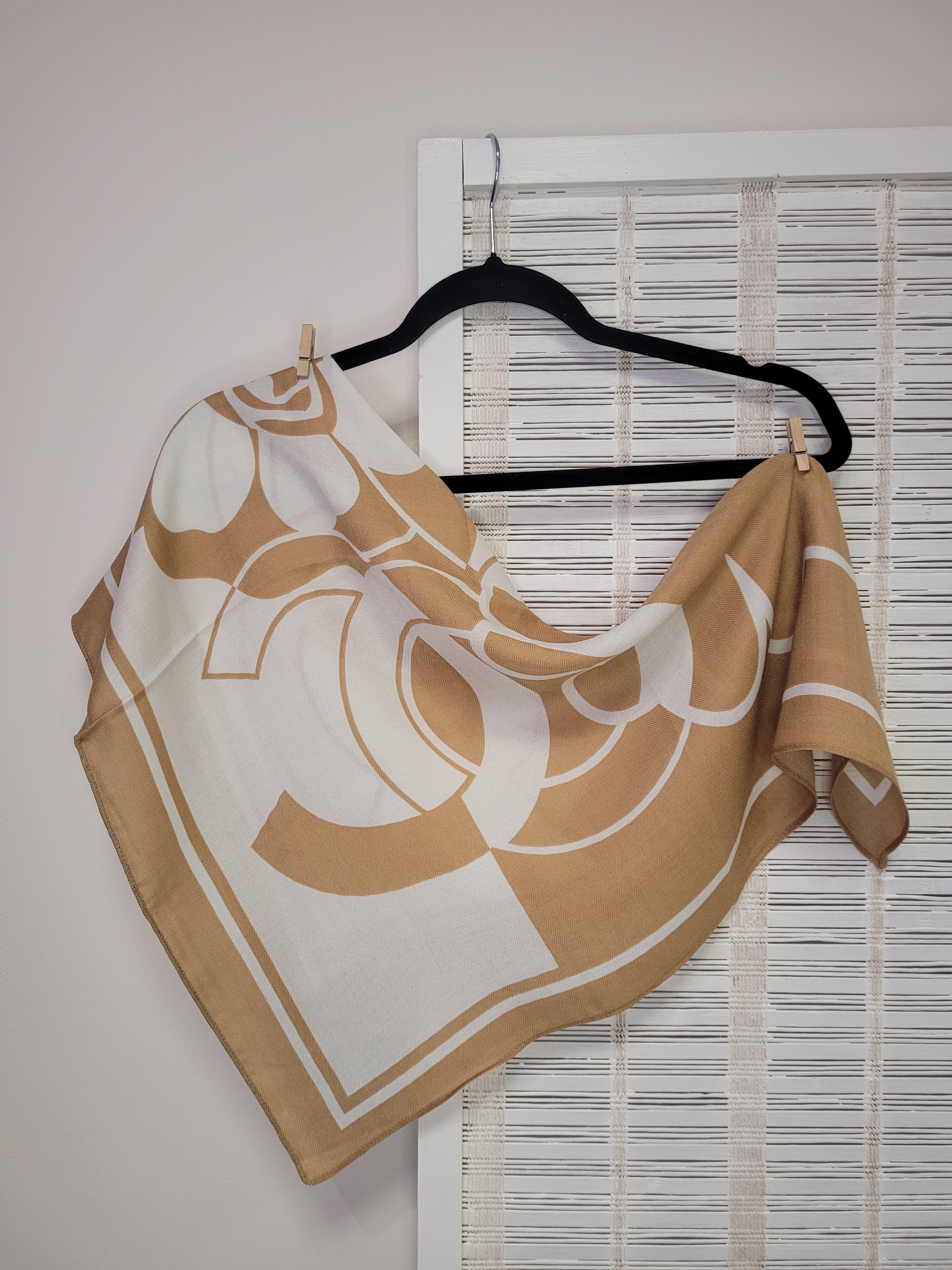 Хустка жіноча шийна з віскози Відомий принт з квітами 70х70 см Молочно-бежевий карамельний (009974)