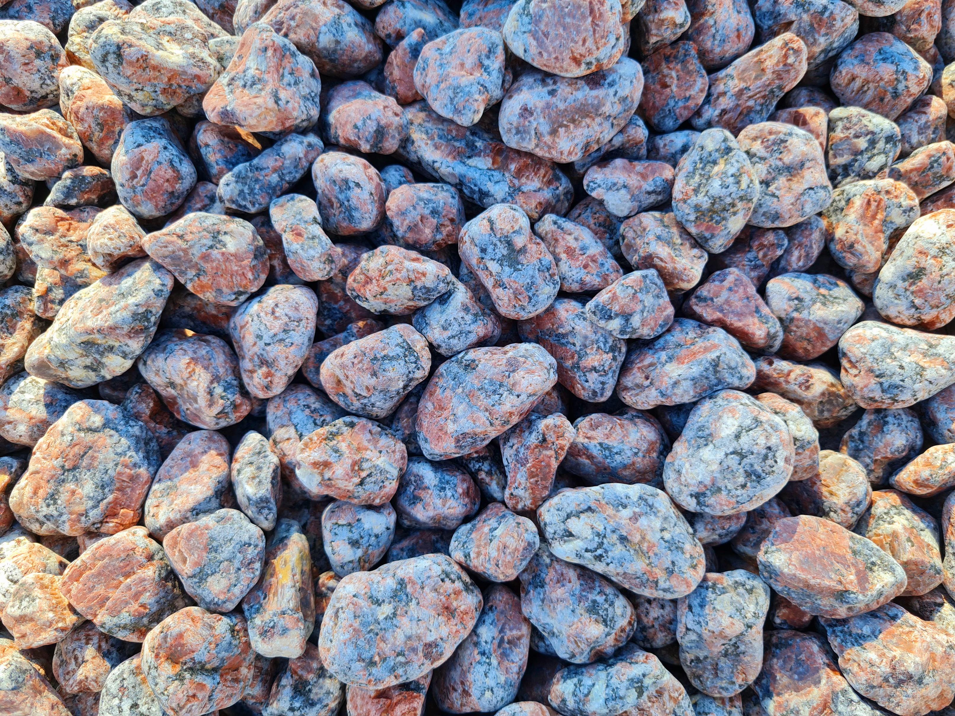 Галька для памятников и ландшафта VOLCANIC FIRESTONE фр. 4-6 см 20 кг round Red