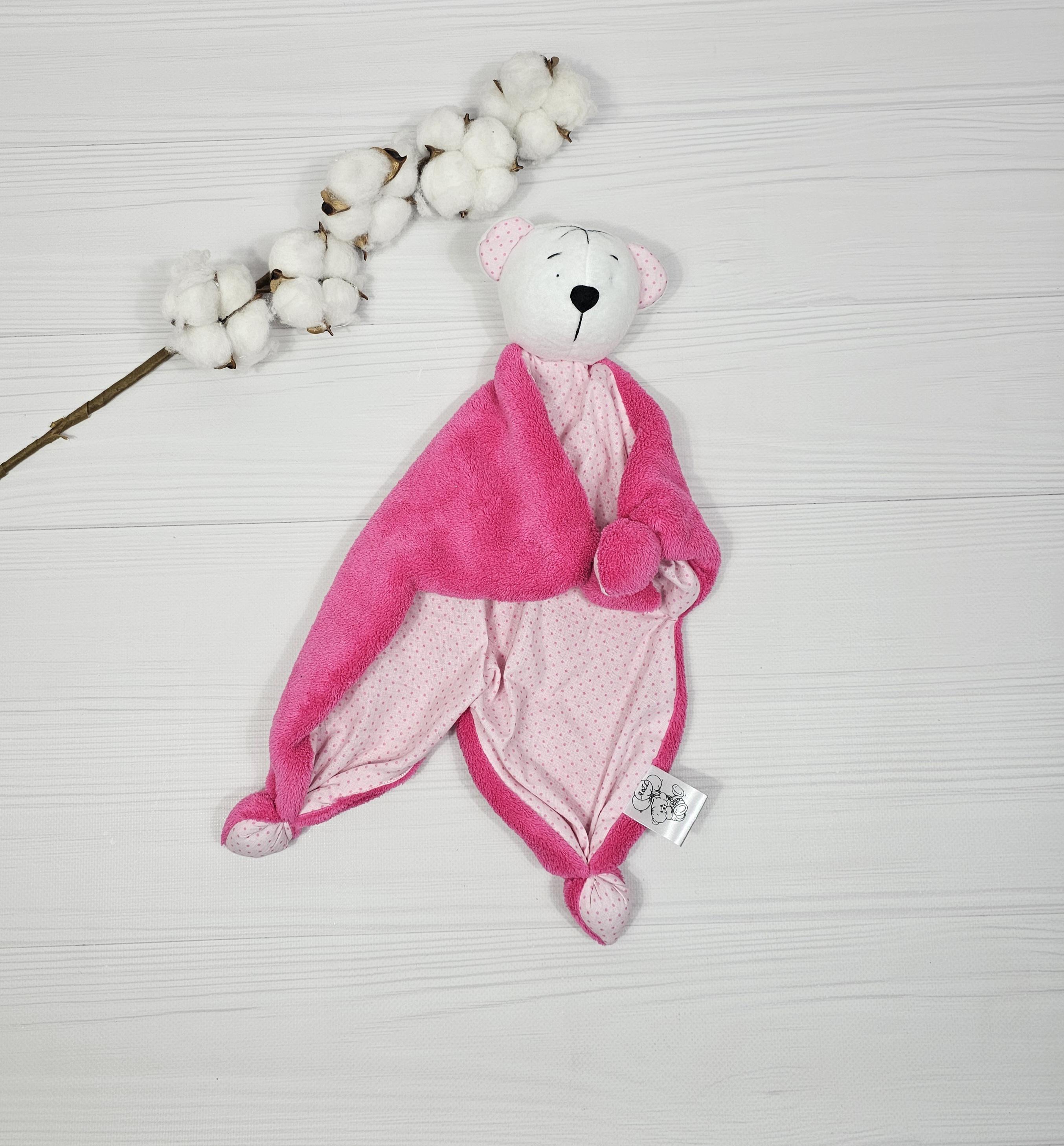 Подарочный набор a.l.babybox подушка/комфортер/грызунок/держатель для пустышек Розовый (22629583) - фото 3 Подарочный набор a.l.babybox подушка/комфортер/грызунок/держатель для пустышек Розовый (22629583) - фото 3