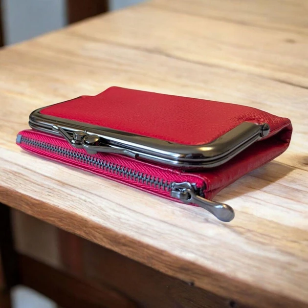 Гаманець жіночий маленький шкіряний на магніті Vera Pelle з клямкою поцілунок 13х10 см (3045) - фото 2 Гаманець жіночий маленький шкіряний на магніті Vera Pelle з клямкою поцілунок 13х10 см (3045) - фото 2