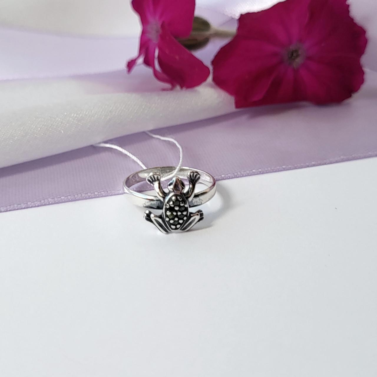 Кольцо женский серебряный лягушонок с черными камнями р.17 925 пробы