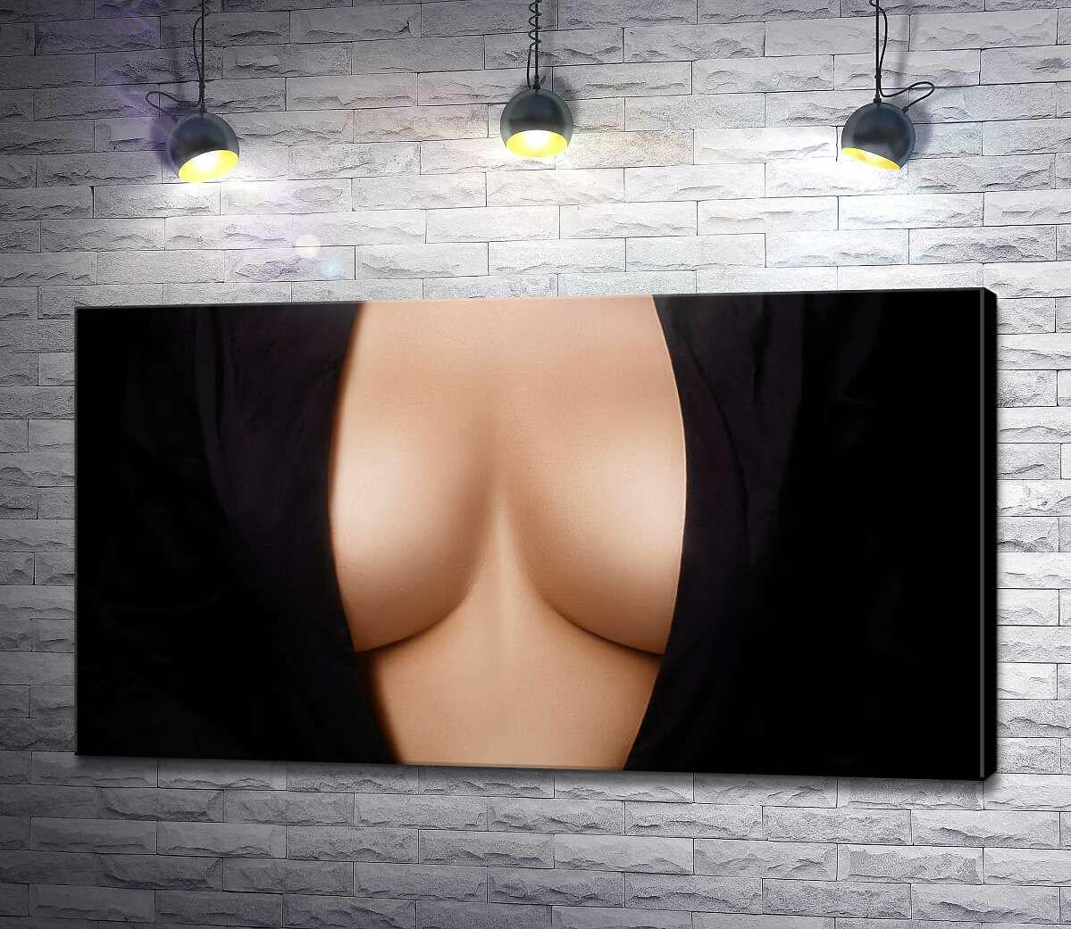 Картина ArtPoster Глубокое декольте обнажает женскую грудь 100x55 см Модуль №1 (004341)