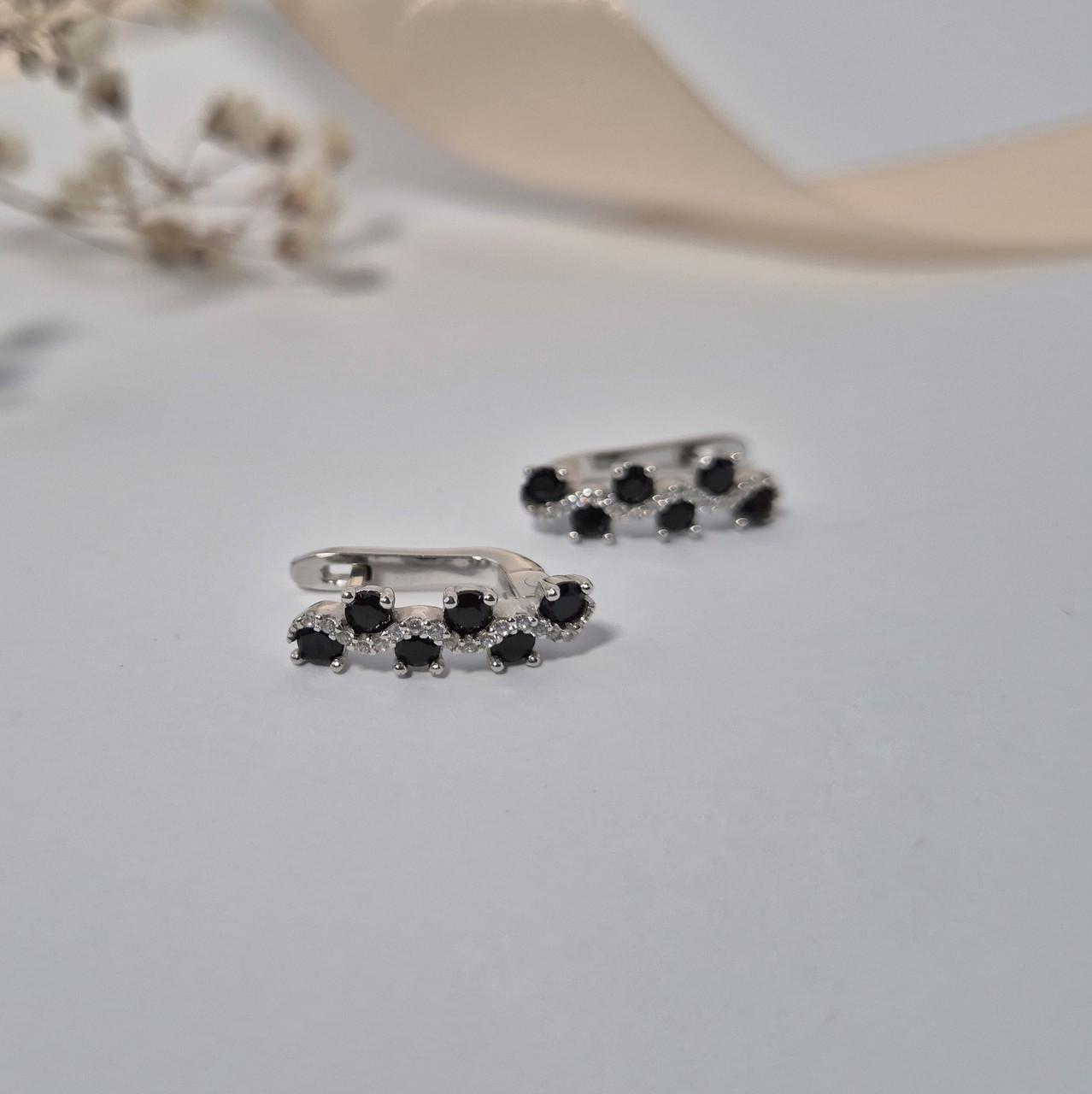 Серьги дорожка с черными камнями серебро 925 пробы родированное 3,05 г (889с)