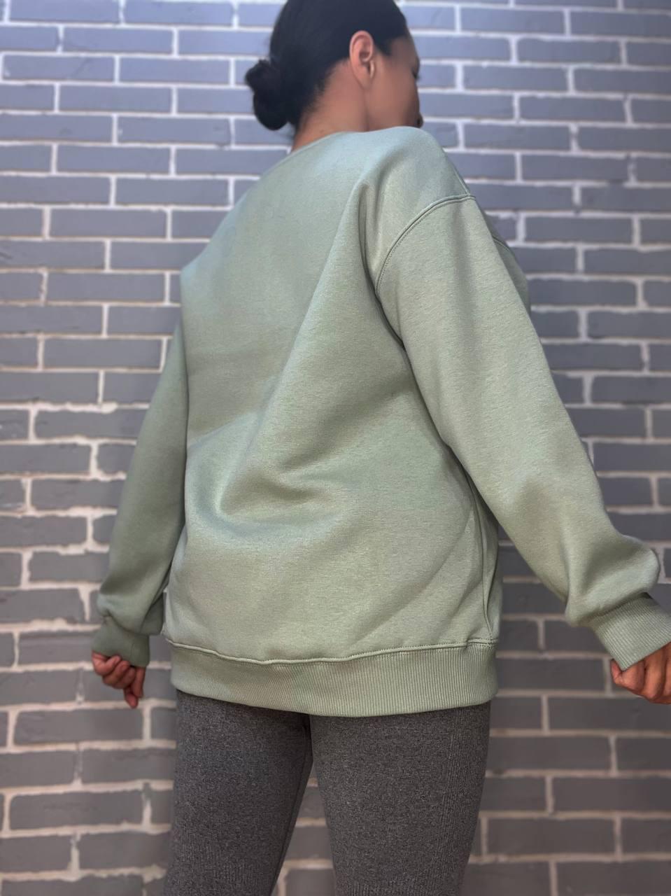 Свитшот женский PEPPER MINT 24-03 оверсайз удлиненный вышивка спереди утепленный XL Оливковый (957) - фото 9
