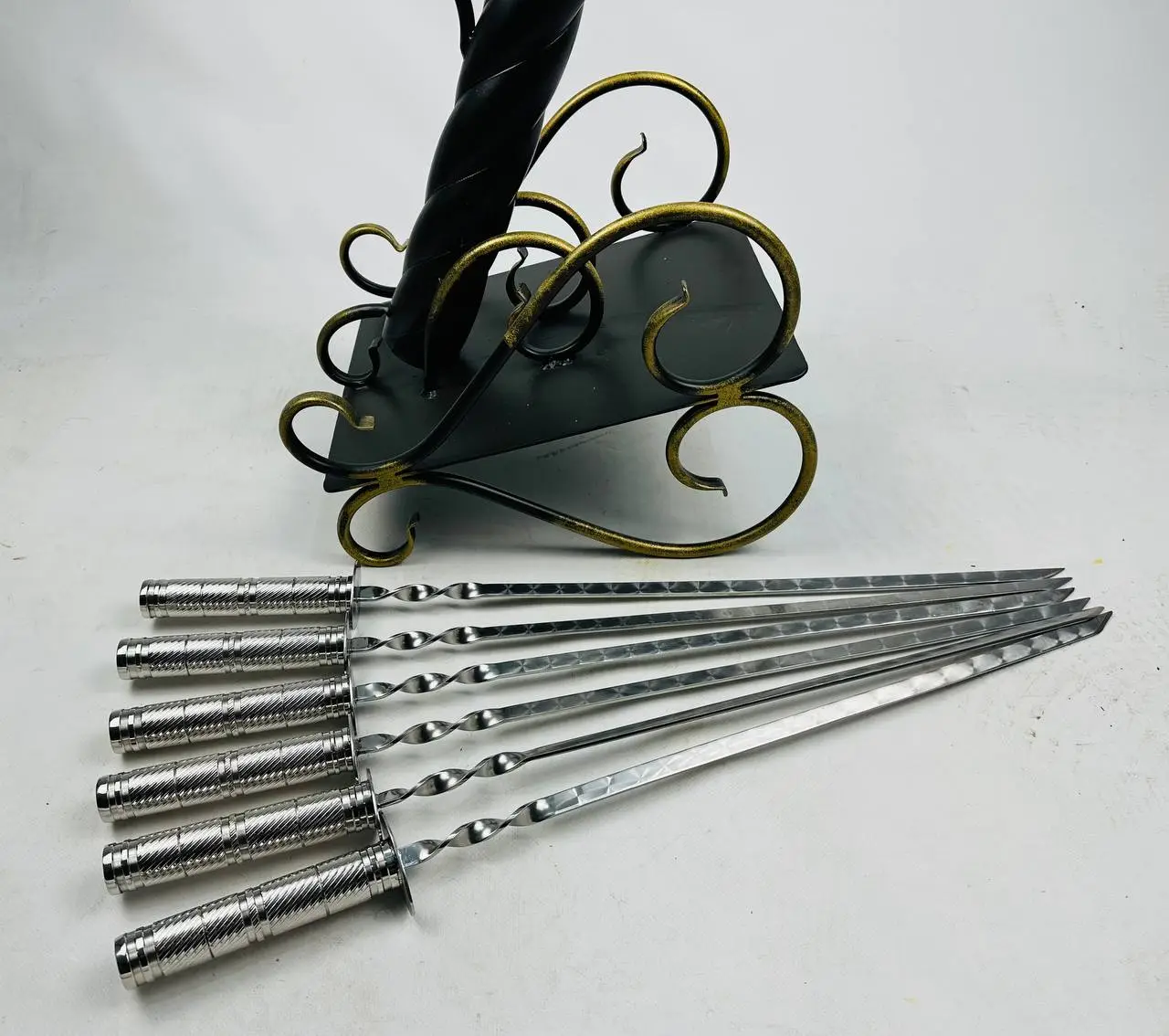 Набір шампурів на металевій підставці з вензелем Гармата з нержавіючої сталі (2-10-NB-5004) - фото 3 Набір шампурів на металевій підставці з вензелем Гармата з нержавіючої сталі (2-10-NB-5004) - фото 3