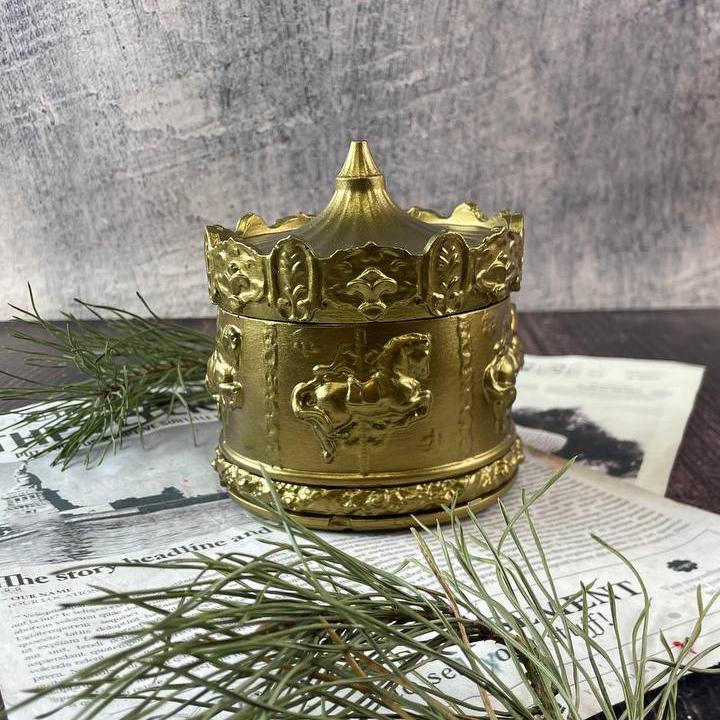 Восковая свеча в кашпо Рождественская Карусель Золотой (31164531)