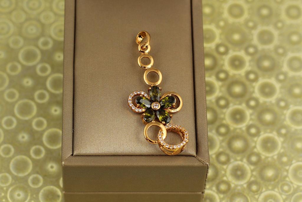 Кулон Xuping Jewelry шарм весны с изумрудным камнем 4,2 см Золотистый