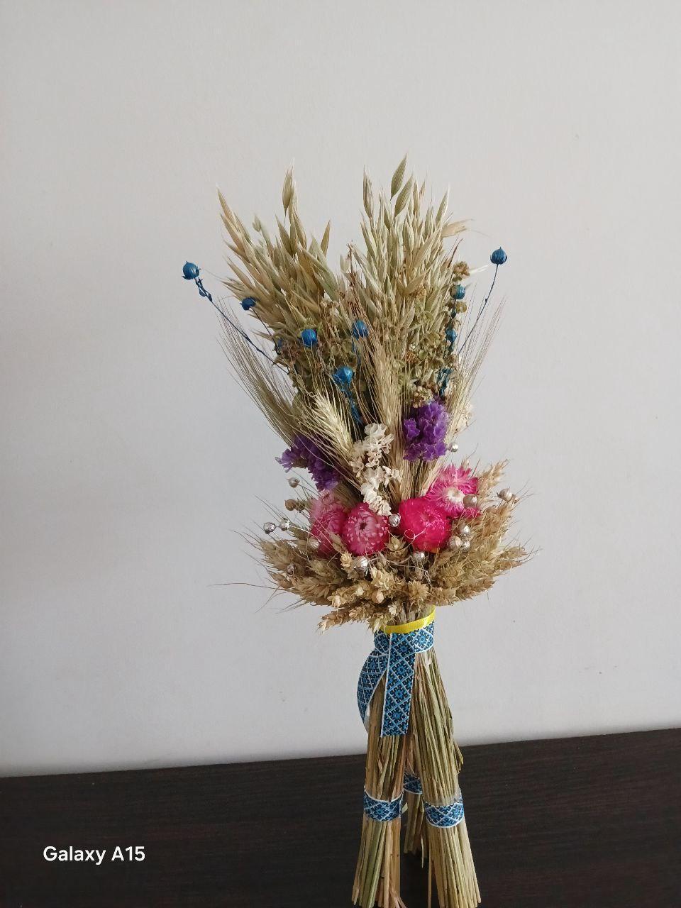 Дідух різдвяний з колосcя пшениці/льону та вівса на трьох ніжках 35-40 см зі стрічкою вишиванкою Синій (2822707209) Дідух різдвяний з колосcя пшениці/льону та вівса на трьох ніжках 35-40 см зі стрічкою вишиванкою Синій (2822707209)