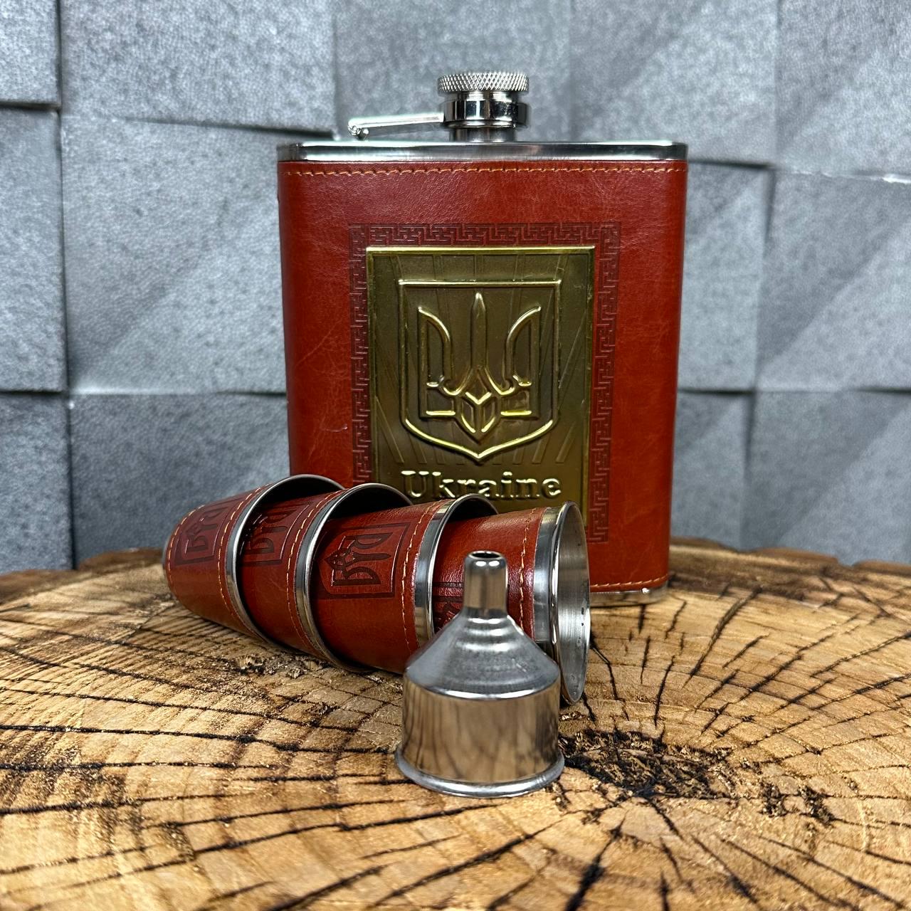 Набір фляга для алкоголю та 4 чарки з гербом у подарунковій коробці (61010) - фото 4 Набір фляга для алкоголю та 4 чарки з гербом у подарунковій коробці (61010) - фото 4