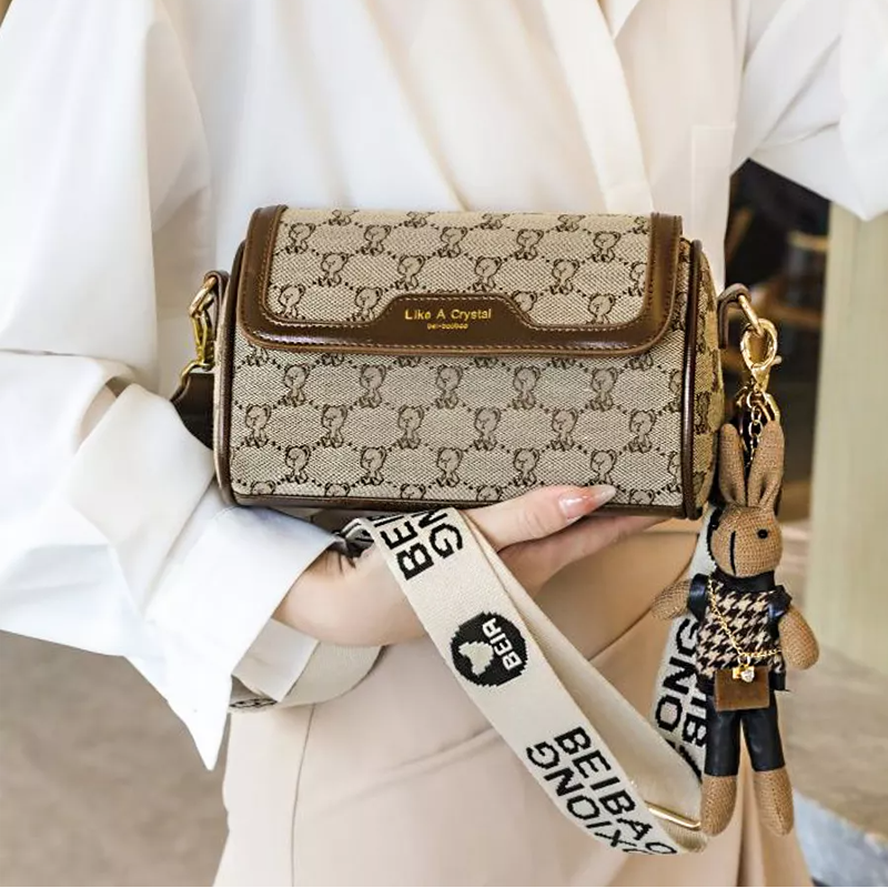 Жіноча сумка крос-боді Beibaobao через плече з брелоком - фото 6