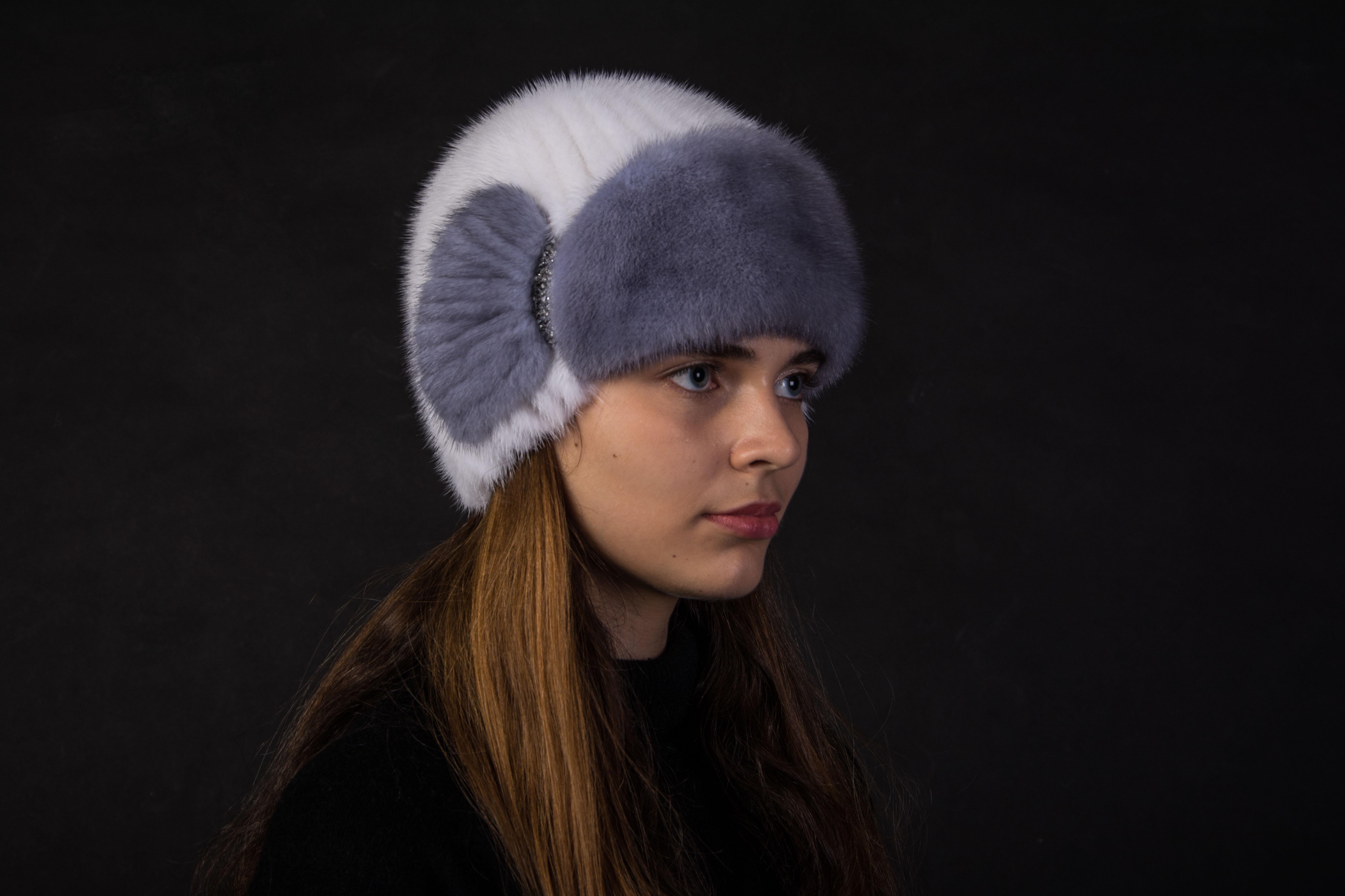 Зимняя женская шапка Меховой стиль Лобик из вязаной натуральной норки M-L Белый/Сапфир (132/1/L)