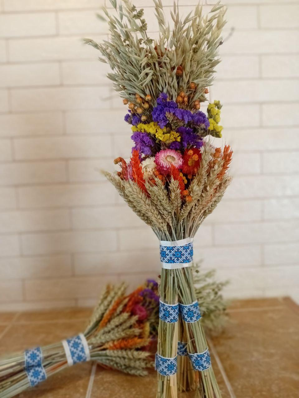 Дідух різдвяний з колосcя пшениці/льону та вівса на трьох ніжках 50-55 см зі стрічкою вишиванкою Синій (2794446601) Дідух різдвяний з колосcя пшениці/льону та вівса на трьох ніжках 50-55 см зі стрічкою вишиванкою Синій (2794446601)