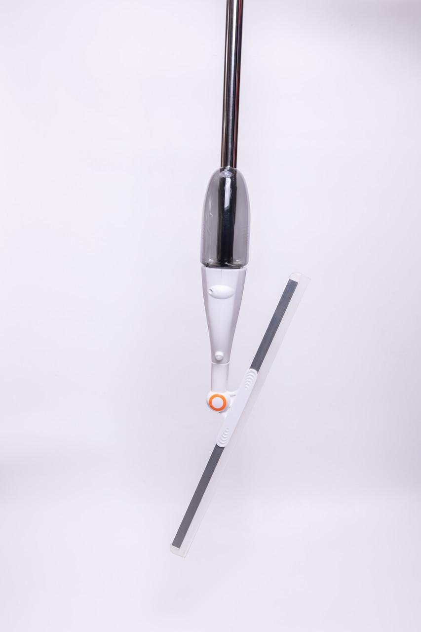 Швабра-скребок с распылителем и длинной металлической ручкой для мытья твердых поверхностей - фото 2
