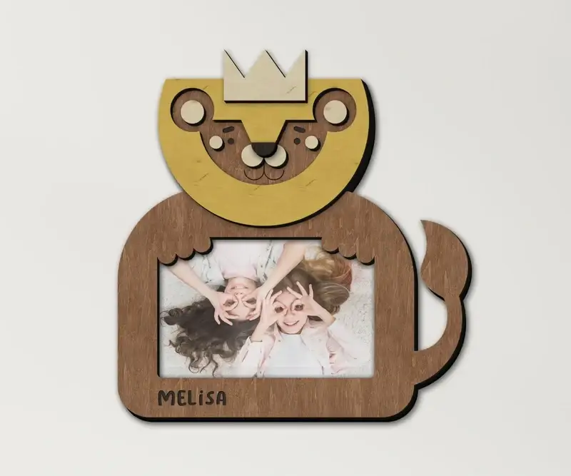 Фоторамка персонализированная с львом на 1 фото с гравировкой имени ребенка Коричневый (lion_4x6-1) - фото 1 Фоторамка персонализированная с львом на 1 фото с гравировкой имени ребенка Коричневый (lion_4x6-1) - фото 1