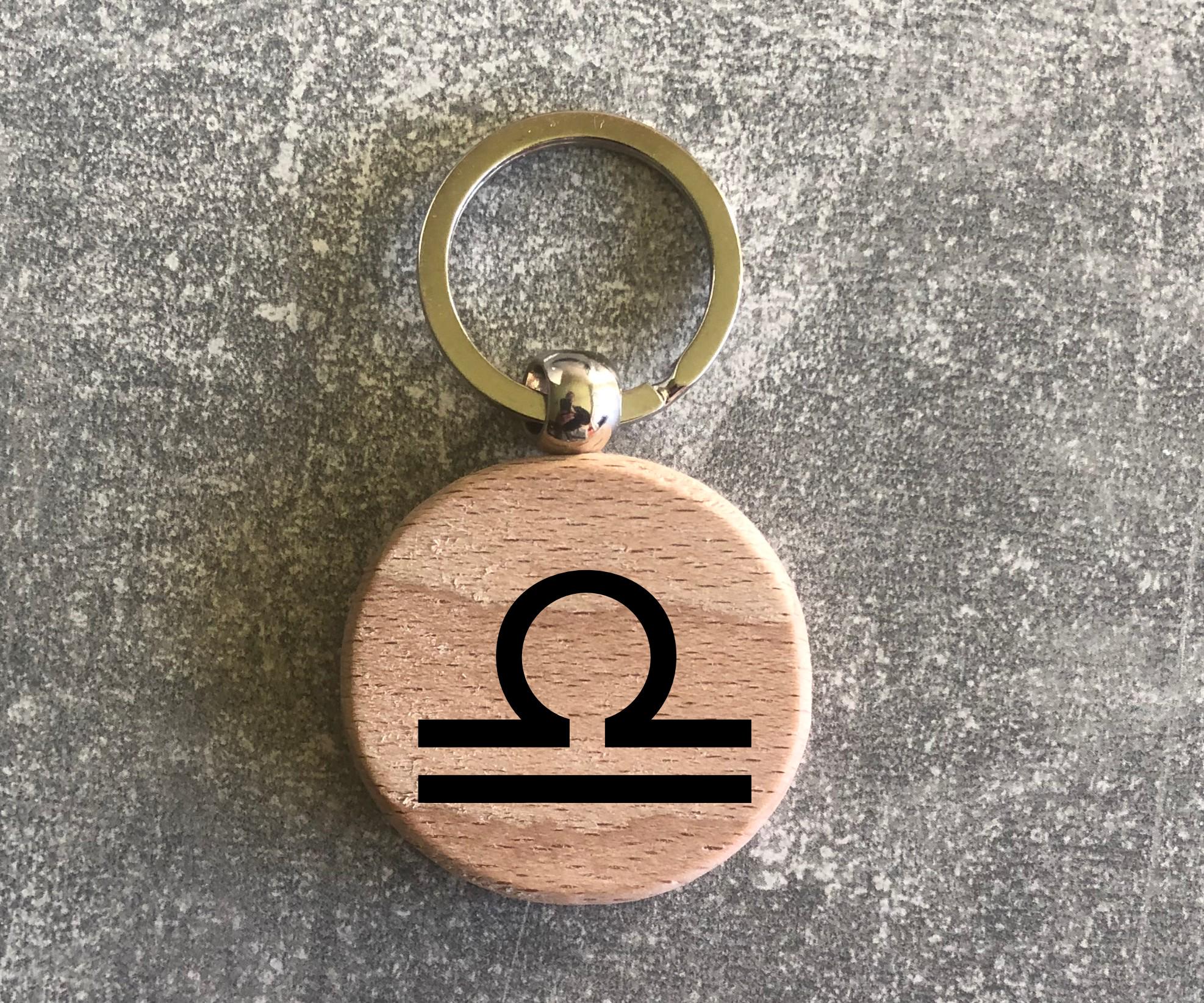 Брелок деревянный круглый с символом зодиака "Весы" (15010204019) - фото 2