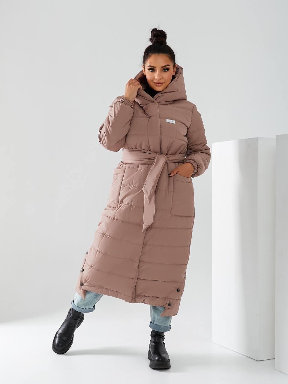 Пуховик длинный Aiza А032 на поясе кнопках молнии и с капюшоном р. 46-48 Хаки - фото 10 Пуховик длинный Aiza А032 на поясе кнопках молнии и с капюшоном р. 46-48 Хаки - фото 10
