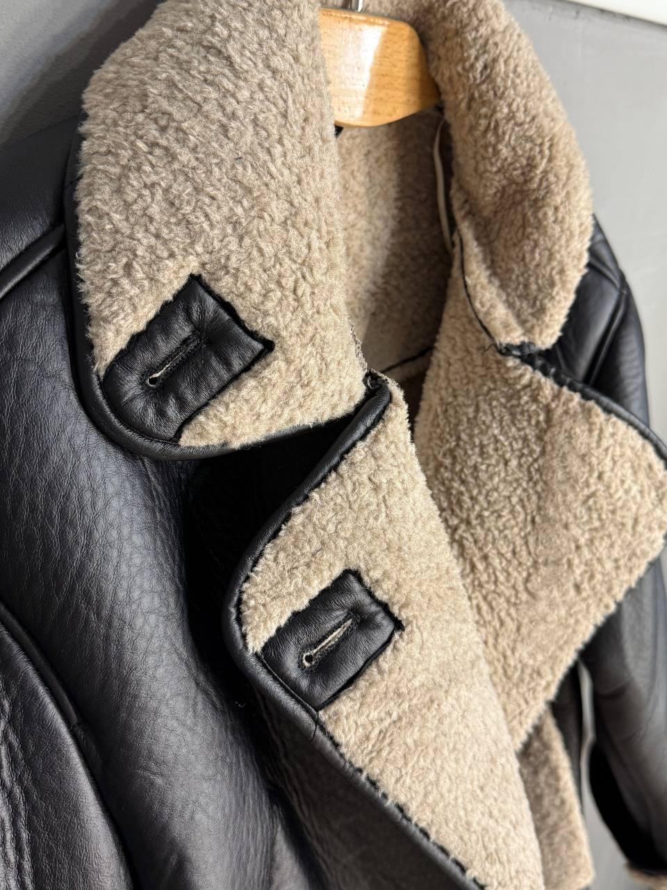 Дубленка женская Aftf Basic 242 с бежевым мехом на пуговицах S Черный (5019) - фото 8 Дубленка женская Aftf Basic 242 с бежевым мехом на пуговицах S Черный (5019) - фото 8