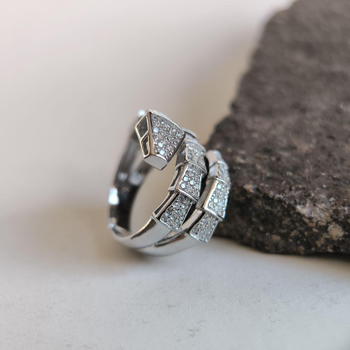 Кольцо серебряное с сегментированным дизайном и фианитами р. 17