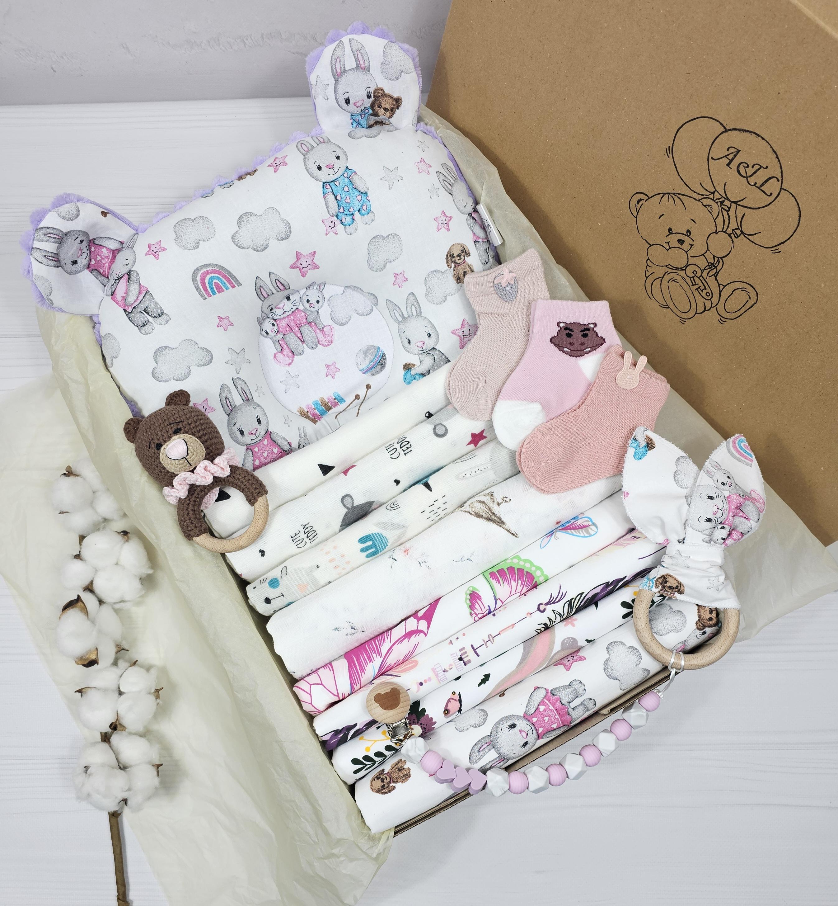 Набор подарочный для новорожденных a.l.babybox Зайчики с носками 15 ед. Фиолетовый (22735466) Набор подарочный для новорожденных a.l.babybox Зайчики с носками 15 ед. Фиолетовый (22735466)