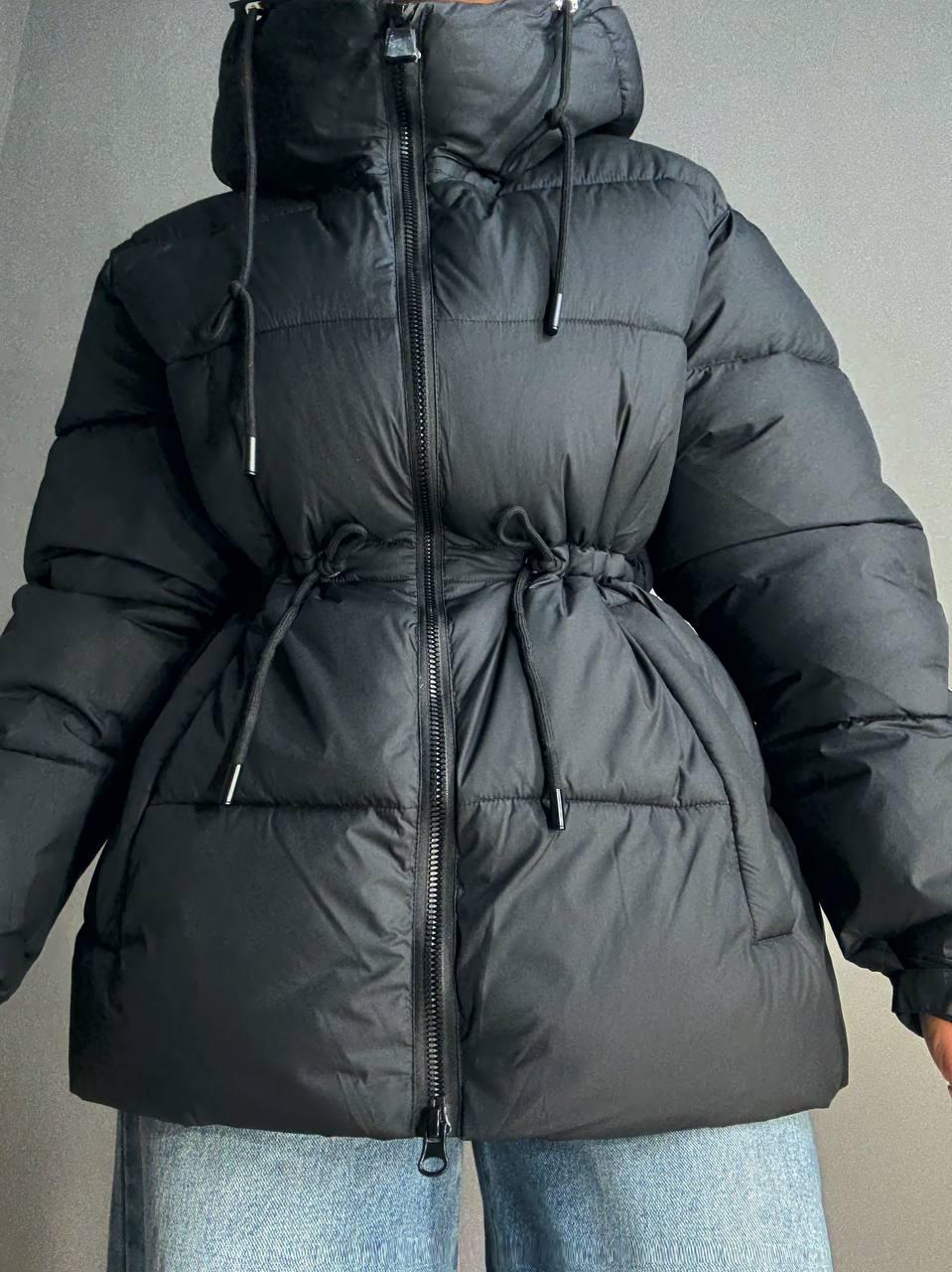 Куртка жіноча A-N 9020-1 подовжена з капюшоном і затяжкою талії р. 46 Чорний - фото 6 Куртка жіноча A-N 9020-1 подовжена з капюшоном і затяжкою талії р. 46 Чорний - фото 6