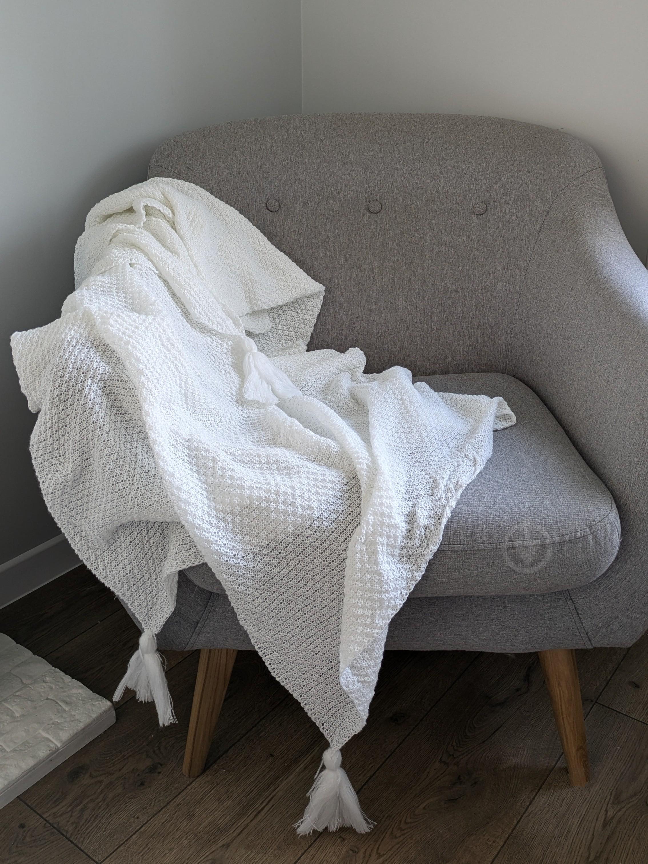 Плед вязаный с кистями 130х170 см Белый (26647102) Плед вязаный с кистями 130х170 см Белый (26647102)