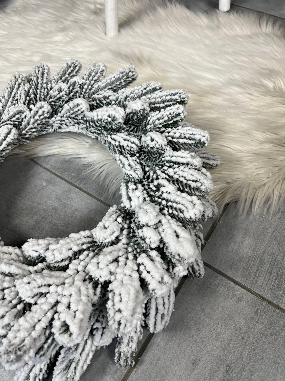 Новорічний засніжений вінок Роял зі штучної хвої 40 см Зелений (YA678609) - фото 5 Новорічний засніжений вінок Роял зі штучної хвої 40 см Зелений (YA678609) - фото 5