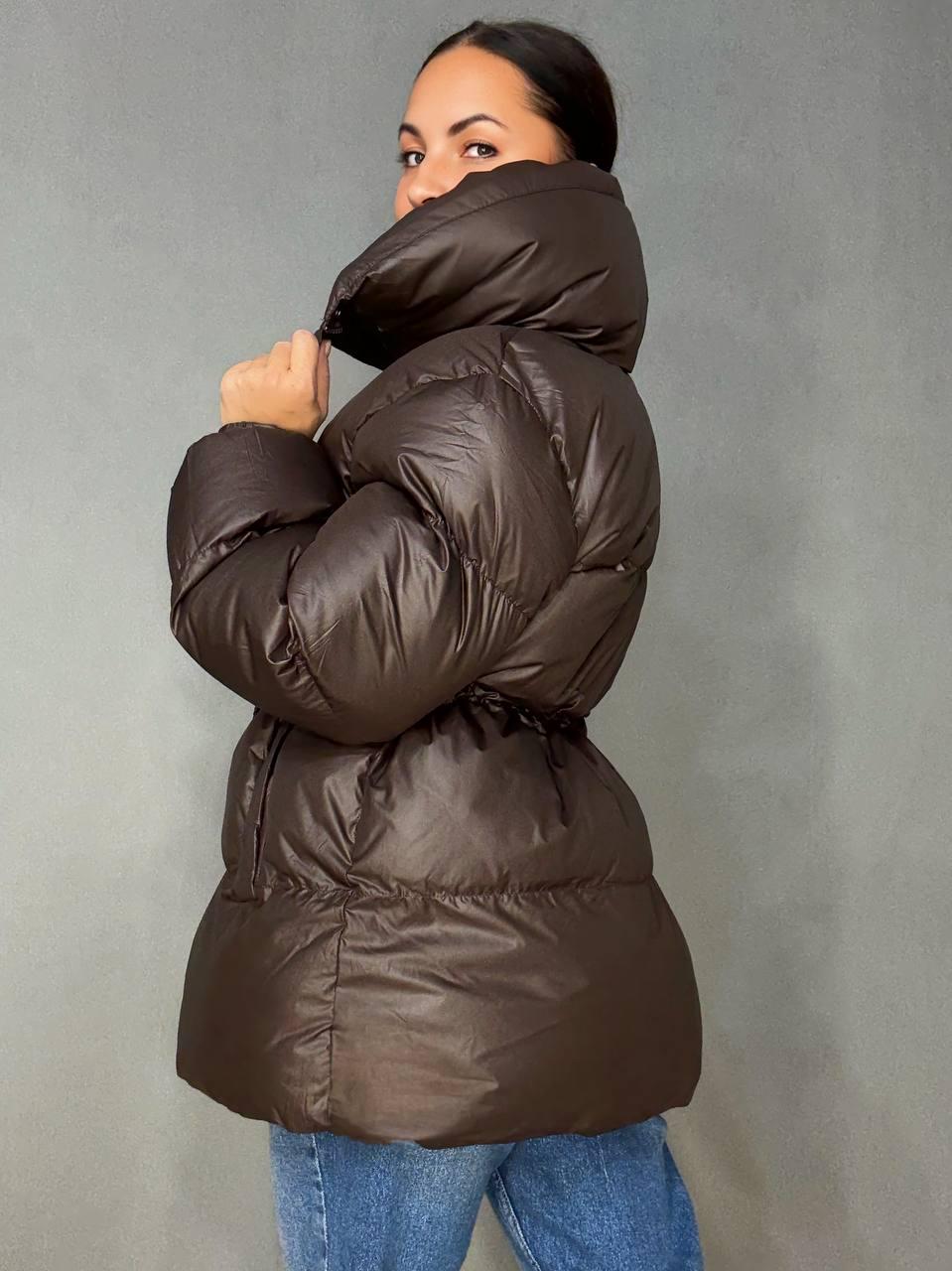 Куртка женская HAIZIYUAN 8055 пуф глянцевая удлиненная с утяжкой на талии L Коричневый (5585) - фото 7 Куртка женская HAIZIYUAN 8055 пуф глянцевая удлиненная с утяжкой на талии L Коричневый (5585) - фото 7