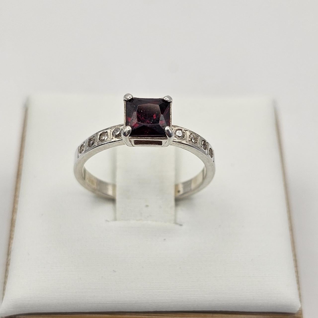 Кольцо серебряное с красним кубическим цирконием р. 15 1,5 г (3037250574)