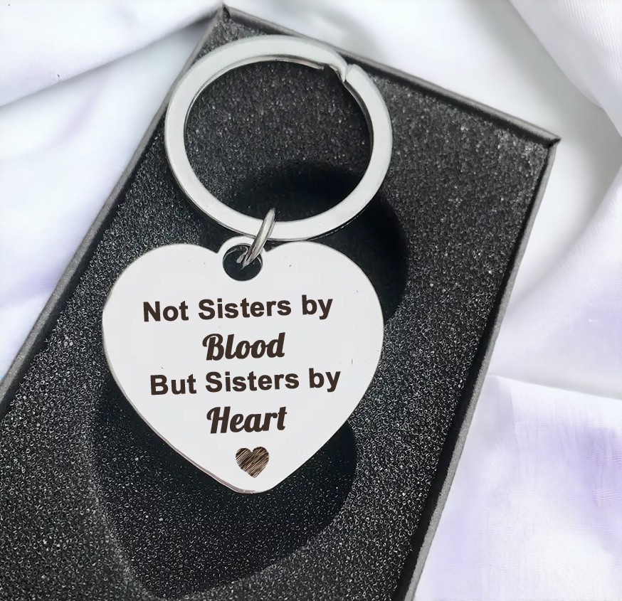 Брелок с гравировкой в ​​подарок для подруги металлический "Sisters by Heart" (БС0011)