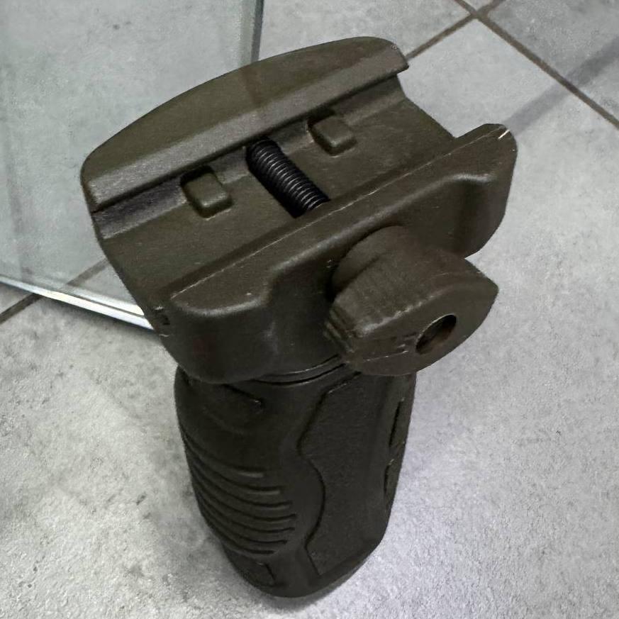 Рукоятка переноски огня DLG Tactical DLG-162 на Пикатинни прорезиненная Олива (246337) - фото 4 Рукоятка переноски огня DLG Tactical DLG-162 на Пикатинни прорезиненная Олива (246337) - фото 4