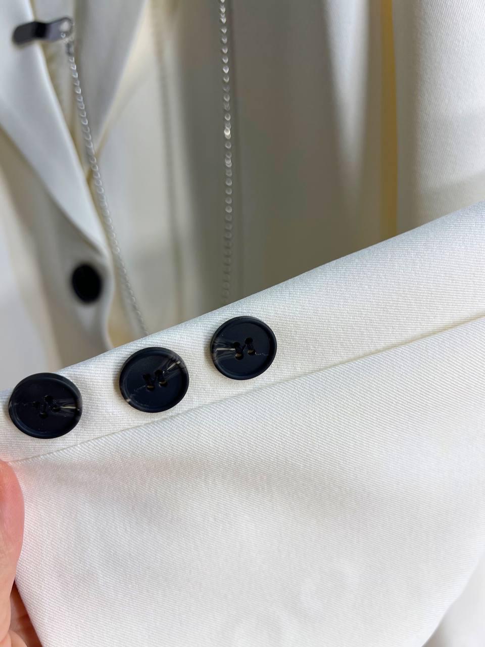 Пиджак женский Qidian 91110 широкий крой на пуговицах с аксессуаром цепочкой OS Белый (3805) - фото 6 Пиджак женский Qidian 91110 широкий крой на пуговицах с аксессуаром цепочкой OS Белый (3805) - фото 6