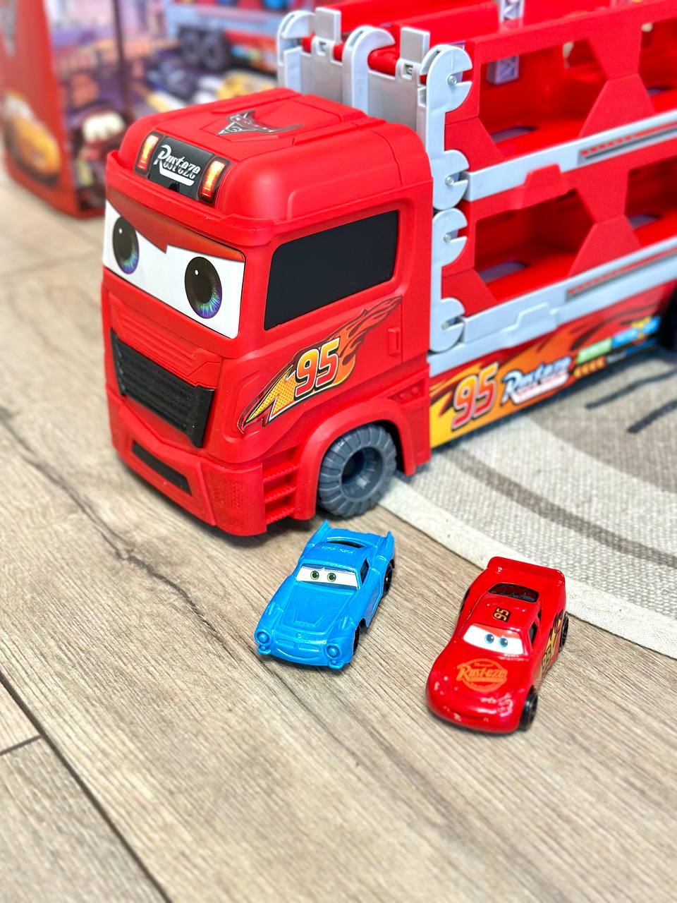 Набір машинок автовоз Fun Game MH 152 трейлер-автомагістраль 1,65 м з 2 машинками (2501218344) - фото 2 Набір машинок автовоз Fun Game MH 152 трейлер-автомагістраль 1,65 м з 2 машинками (2501218344) - фото 2