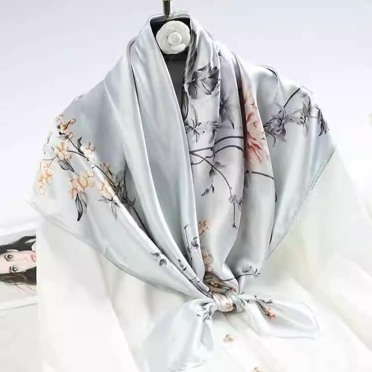 Платок шелковый Mosi 90х90 см Серебристо-серый (111101/2) - фото 3 Платок шелковый Mosi 90х90 см Серебристо-серый (111101/2) - фото 3