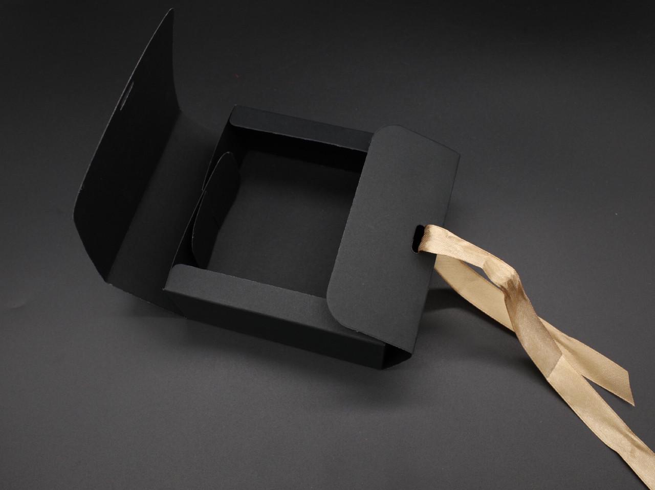 Коробка подарочная с ленточкой сборная с откидной крышкой 11,5х11,5х5 см Черный (OA-25) - фото 2 Коробка подарочная с ленточкой сборная с откидной крышкой 11,5х11,5х5 см Черный (OA-25) - фото 2