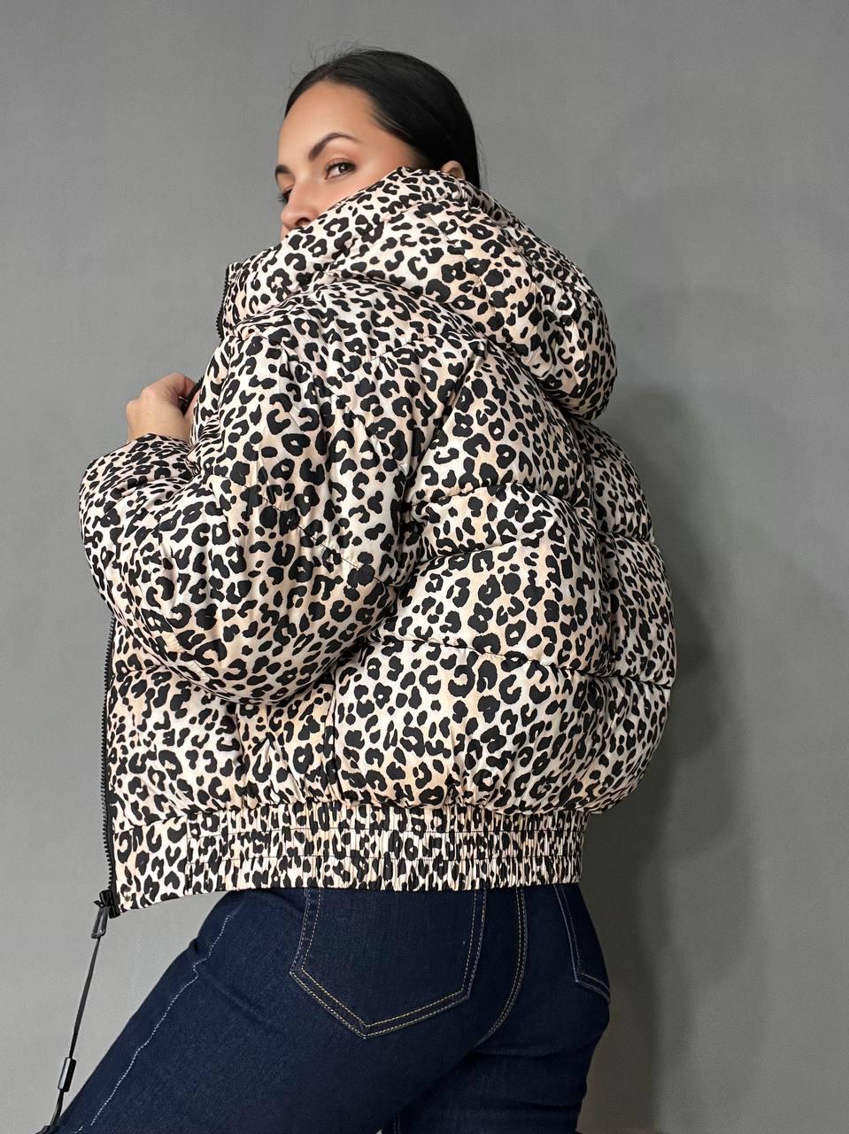 Куртка женская Lady Yep 9006 короткая с капюшоном леопардовый принт на резинке демисезонная р. 46 Бежевый (3271) - фото 5 Куртка женская Lady Yep 9006 короткая с капюшоном леопардовый принт на резинке демисезонная р. 46 Бежевый (3271) - фото 5