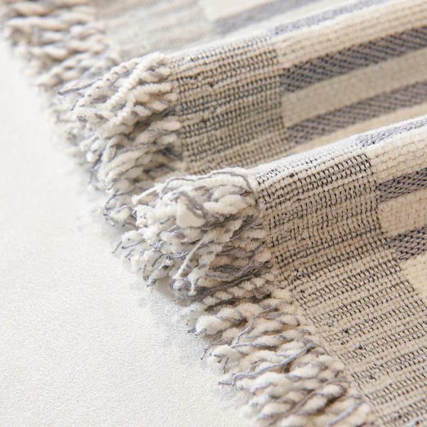 Плед покрывало на диван и кровать для мягкой мебели с узором 180х230 см Бело-серый - фото 3 Плед покрывало на диван и кровать для мягкой мебели с узором 180х230 см Бело-серый - фото 3